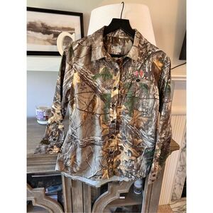 Under Armour NWOT Realtree Camo Pocket Logo Button Down‎ Size Medium